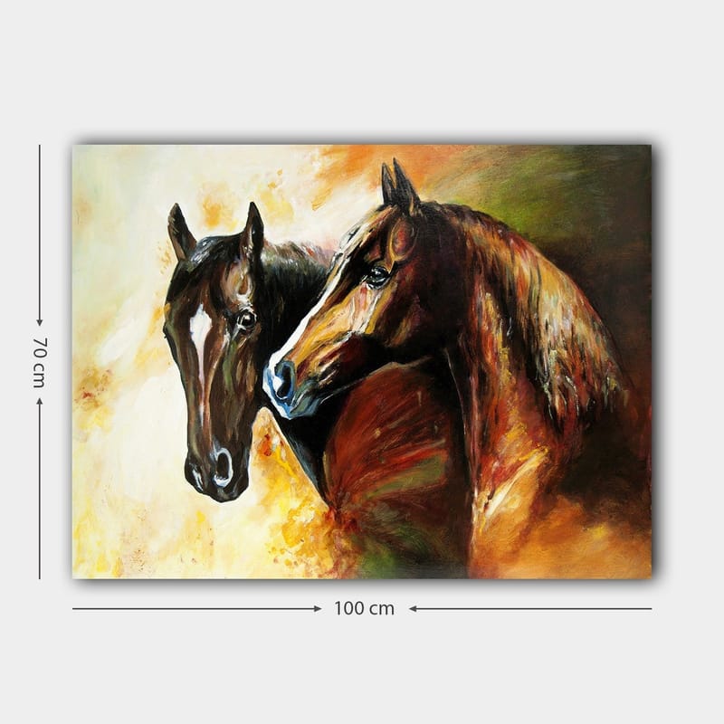 Canvastavla 70x100 cm - Två hästar som står nära varandra, fångade i en dynamisk och livfull komposition - Mörkbrun / Ljusbrun / Orange - Inredning - Tavlor & konst - Canvastavlor