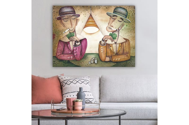 Canvastavla 70x100 cm - Två män som spelar kort under en lampa, med cigaretter i munnen och en koncentrerad min - Lila / Grön / Beige - Inredning - Tavlor & konst - Canvastavlor