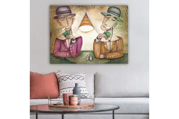 Canvastavla 70x100 cm - Två män som spelar kort under en lampa, med cigaretter i munnen och en koncentrerad min - Lila / Grön / Beige - Inredning - Tavlor & konst - Canvastavlor