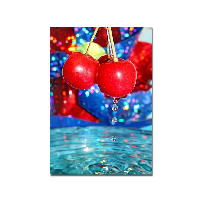 Canvastavla 70x100 cm - Två röda körsbär hänger över en vattenyta med droppar som faller ner - Röd / Blå / Turkos - Inredning - Tavlor & konst - Canvastavlor