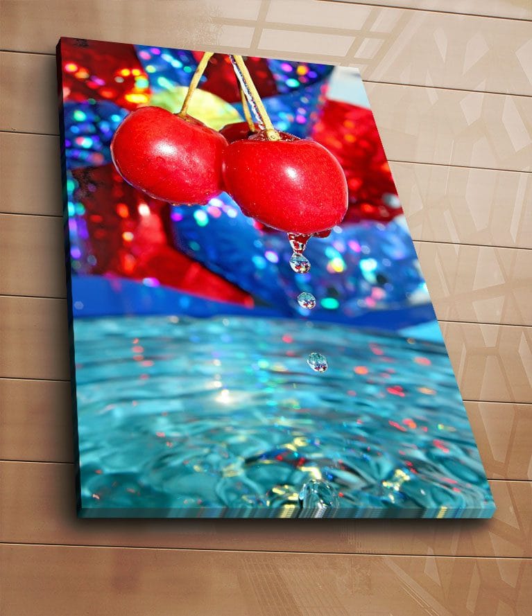 Canvastavla 70x100 cm - Två röda körsbär hänger över en vattenyta med droppar som faller ner - Röd / Blå / Turkos - Inredning - Tavlor & konst - Canvastavlor