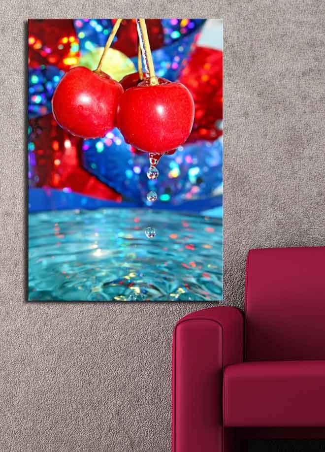 Canvastavla 70x100 cm - Två röda körsbär hänger över en vattenyta med droppar som faller ner - Röd / Blå / Turkos - Inredning - Tavlor & konst - Canvastavlor