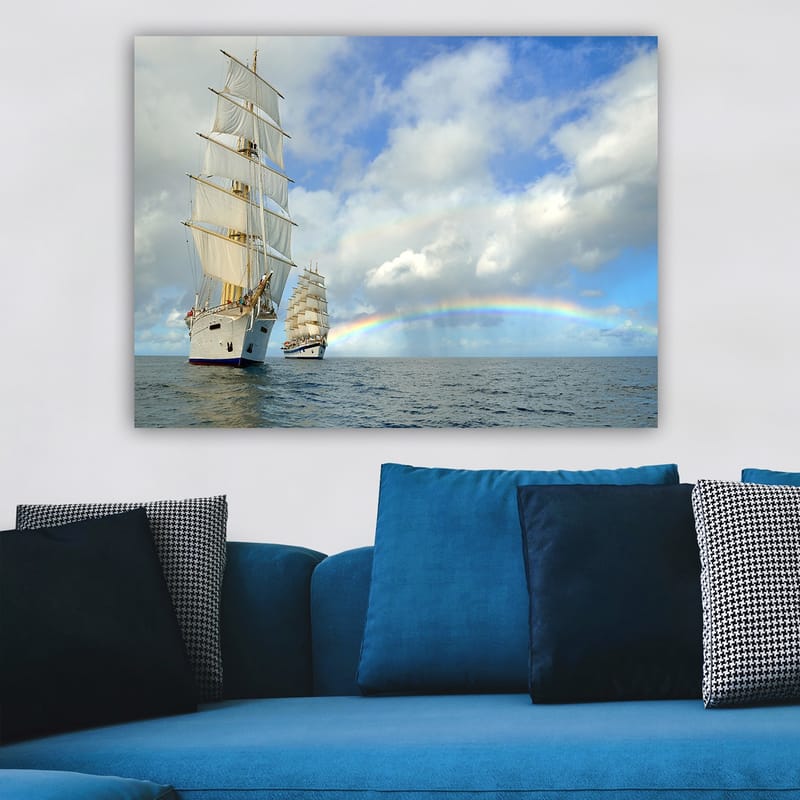 Canvastavla 70x100 cm - Två segelbåtar som navigerar genom ett lugnt hav under en blå himmel med moln och en regnbåge - Vit / Blå / Grå - Inredning - Tavlor & konst - Canvastavlor