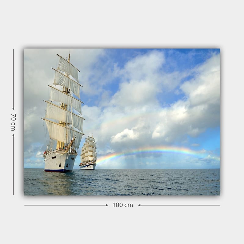 Canvastavla 70x100 cm - Två segelbåtar som navigerar genom ett lugnt hav under en blå himmel med moln och en regnbåge - Vit / Blå / Grå - Inredning - Tavlor & konst - Canvastavlor