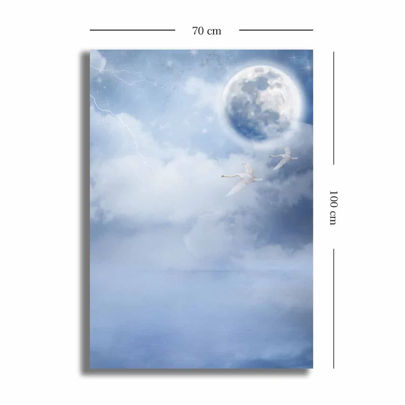 Canvastavla 70x100 cm - Två svanar som flyger under en stor måne i en drömlik, molnig himmel - Ljusblå / Vit / Mörkblå - Inredning - Tavlor & konst - Canvastavlor