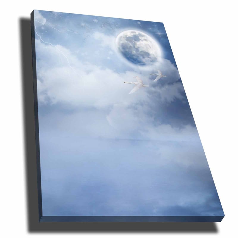 Canvastavla 70x100 cm - Två svanar som flyger under en stor måne i en drömlik, molnig himmel, Ljusblå / Vit / Mörkblå