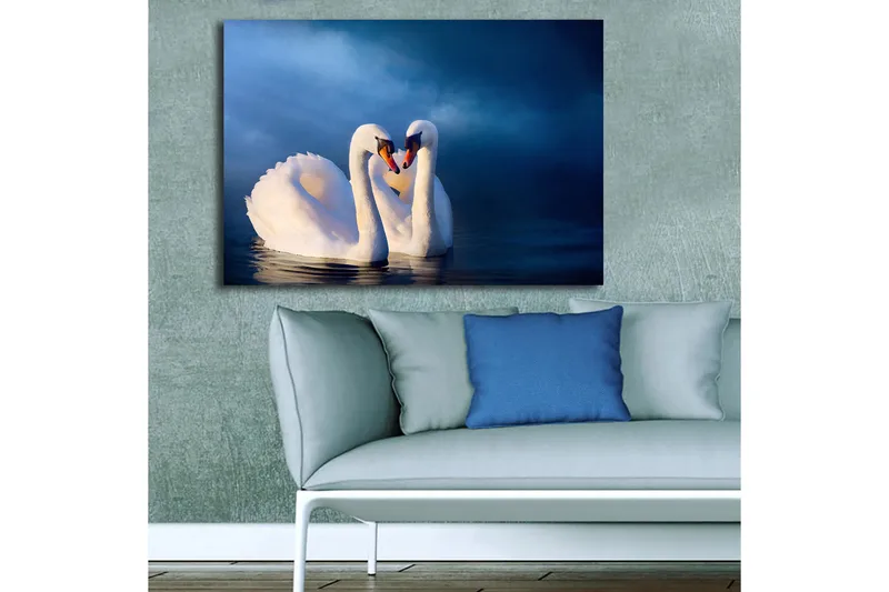 Canvastavla 70x100 cm - Två svanar som formar ett hjärta med sina halsar i en romantisk och lugn atmosfär - Vit / Mörkblå - Inredning - Tavlor & konst - Canvastavlor