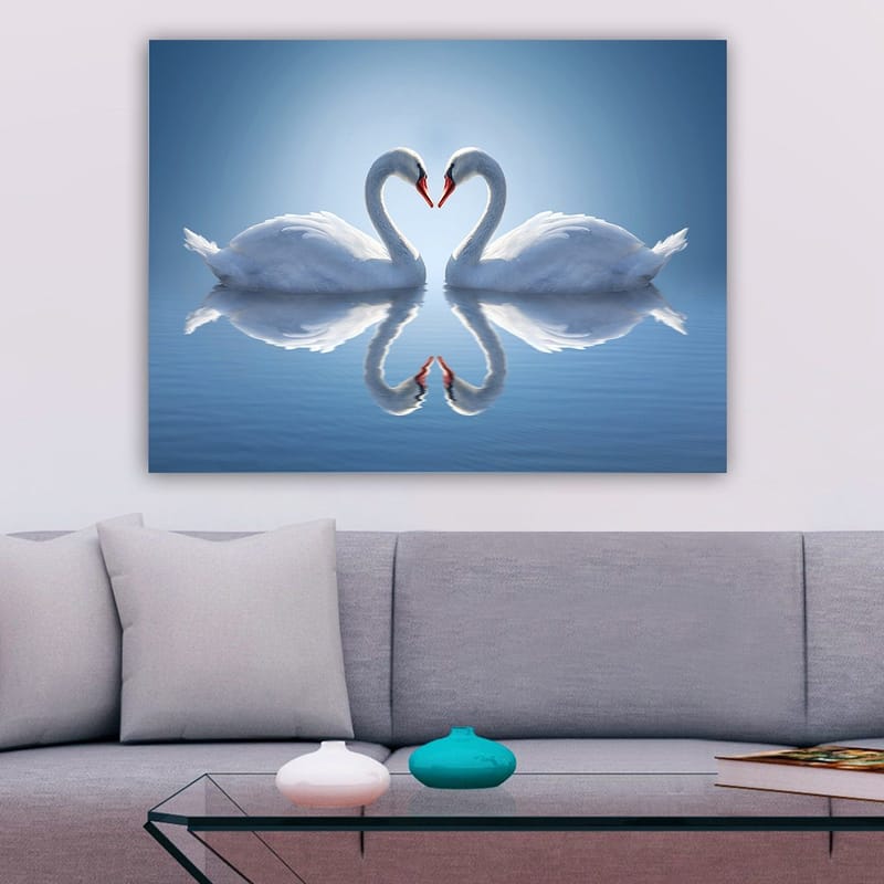 Canvastavla 70x100 cm - Två svanar som formar ett hjärta med sina halsar i en spegelbild på vattnet - Vit / Röd / Blå - Inredning - Tavlor & konst - Canvastavlor