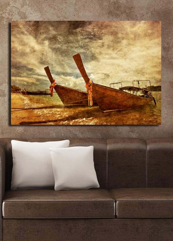 Canvastavla 70x100 cm - Två traditionella thailändska båtar vid stranden - Brun / Beige / Orange - Inredning - Tavlor & konst - Canvastavlor