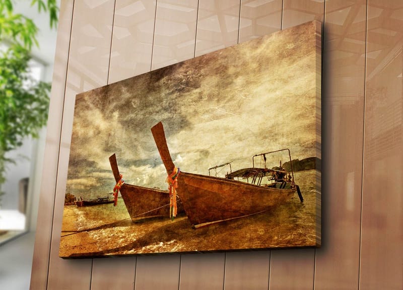 Canvastavla 70x100 cm - Två traditionella thailändska båtar vid stranden - Brun / Beige / Orange - Inredning - Tavlor & konst - Canvastavlor
