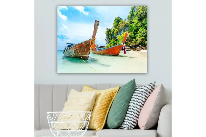 Canvastavla 70x100 cm - Två traditionella thailändska långbåtar vid en strand med klippor och grönskande vegetation i bakgrunden - Brun / Grön / Blå - Inredning - Tavlor & konst - Canvastavlor