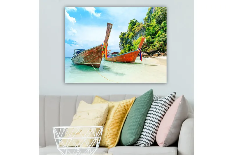 Canvastavla 70x100 cm - Två traditionella thailändska långbåtar vid en strand med klippor och grönskande vegetation i bakgrunden - Brun / Grön / Blå - Inredning - Tavlor & konst - Canvastavlor