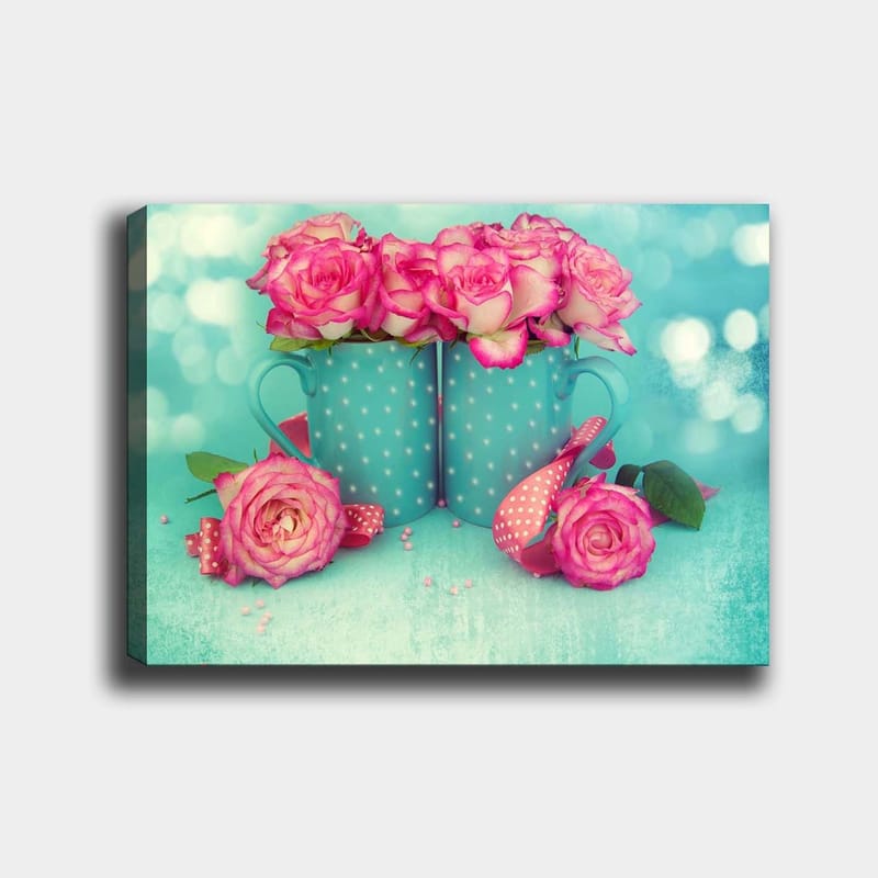 Canvastavla 70x100 cm - Två turkosa muggar fyllda med rosa rosor, Turkos / Rosa