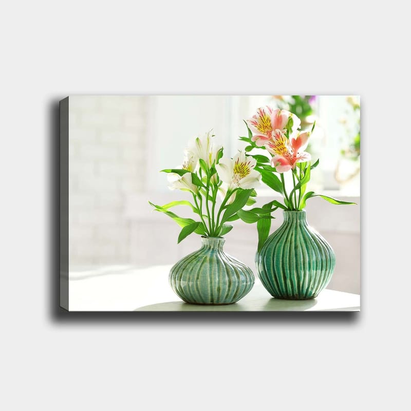 Canvastavla 70x100 cm - Två vaser med blommor i en ljus och fräsch miljö, Grön / Vit / Rosa