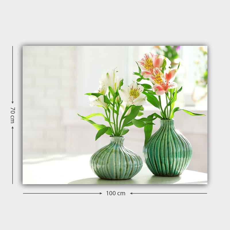 Canvastavla 70x100 cm - Två vaser med blommor i en ljus och fräsch miljö - Grön / Vit / Rosa - Inredning - Tavlor & konst - Canvastavlor