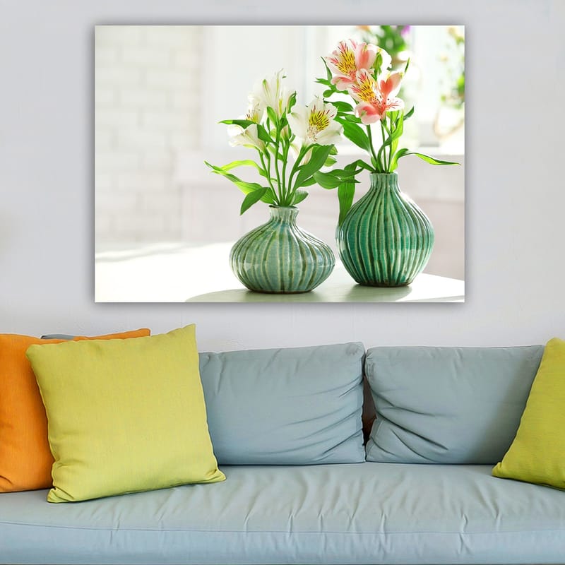 Canvastavla 70x100 cm - Två vaser med blommor i en ljus och fräsch miljö - Grön / Vit / Rosa - Inredning - Tavlor & konst - Canvastavlor
