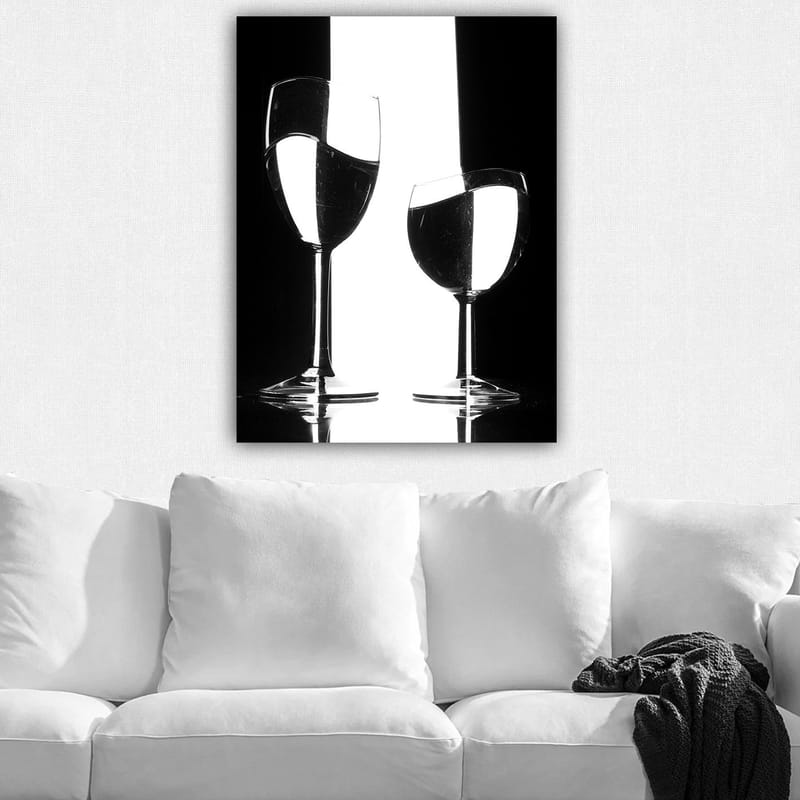 Canvastavla 70x100 cm - Två vinglas med reflektioner och vatten i en minimalistisk svartvit komposition - Svart / Vitt / Genomskinligt - Inredning - Tavlor & konst - Canvastavlor