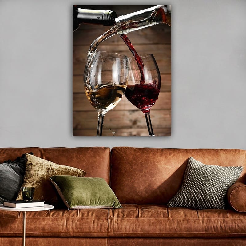 Canvastavla 70x100 cm - Två vinglas som skålar med vitt och rödvin som hälls i dem - Guld / Röd - Inredning - Tavlor & konst - Canvastavlor