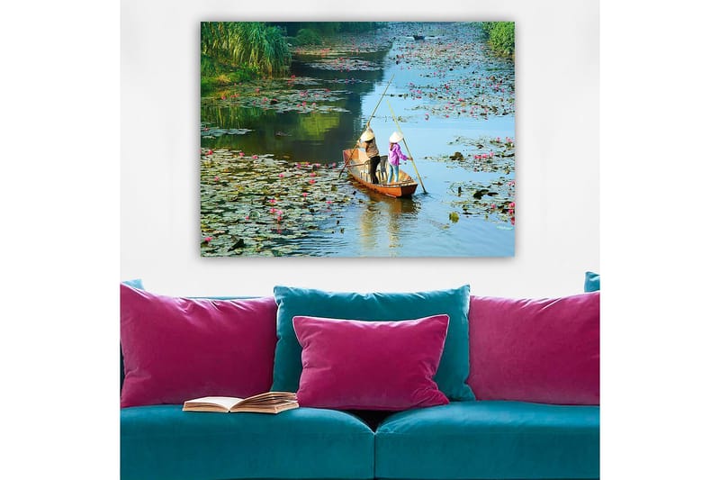 Canvastavla 70x100 cm - Två personer som paddlar en båt genom en sjö med vattenliljor och blommor - Grön / Rosa / Blå - Inredning - Tavlor & konst - Canvastavlor