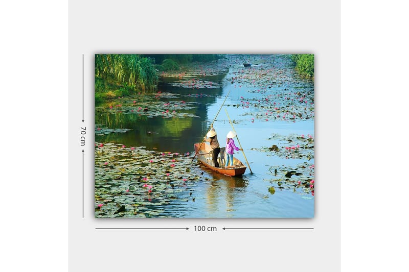 Canvastavla 70x100 cm - Två personer som paddlar en båt genom en sjö med vattenliljor och blommor - Grön / Rosa / Blå - Inredning - Tavlor & konst - Canvastavlor