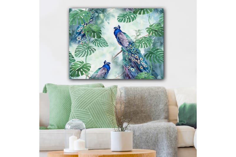 Canvastavla 70x100 cm - Två påfåglar som sitter bland gröna växter i en livfull och färgglad miljö, Blå / Grön / Turkos