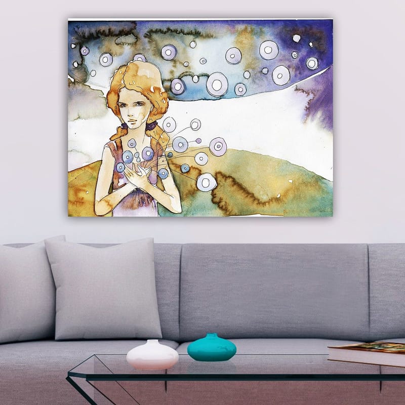 Canvastavla 70x100 cm - Ung kvinna som håller i en bukett med cirkulära blommor i en drömlik landskapsscen - Ljusblå / Beige / Lila - Inredning - Tavlor & konst - Canvastavlor