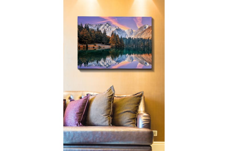 Canvastavla 70x100 cm - Vacker bergslandskap med spegelbild i en sjö och färgglada höstträd - Grön / Orange / Lila - Inredning - Tavlor & konst - Canvastavlor