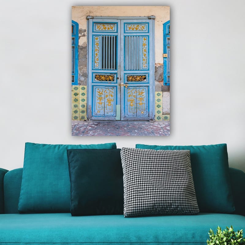 Canvastavla 70x100 cm - Vacker blå dörr med detaljer i guld och dekorativa mönster - Blå / Guld - Inredning - Tavlor & konst - Canvastavlor