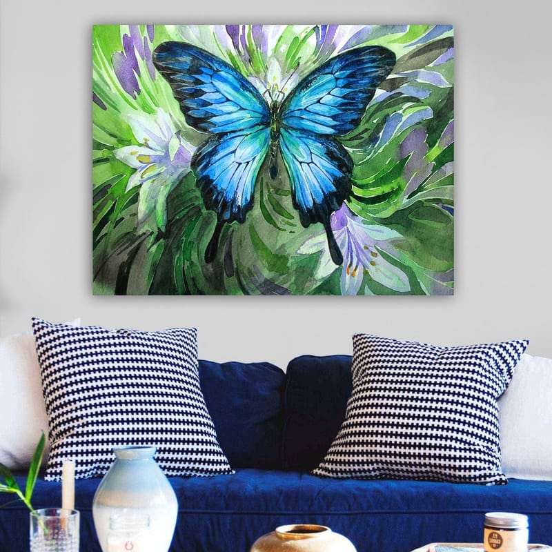 Canvastavla 70x100 cm - Vacker blå fjäril som svävar över gröna och lila växter - Blå / Grön / Lila - Inredning - Tavlor & konst - Canvastavlor
