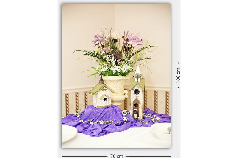 Canvastavla 70x100 cm - Vacker blomsterarrangemang i en kruka med två fågelhus på en lila duk - Lila / Grön / Vit - Inredning - Tavlor & konst - Canvastavlor