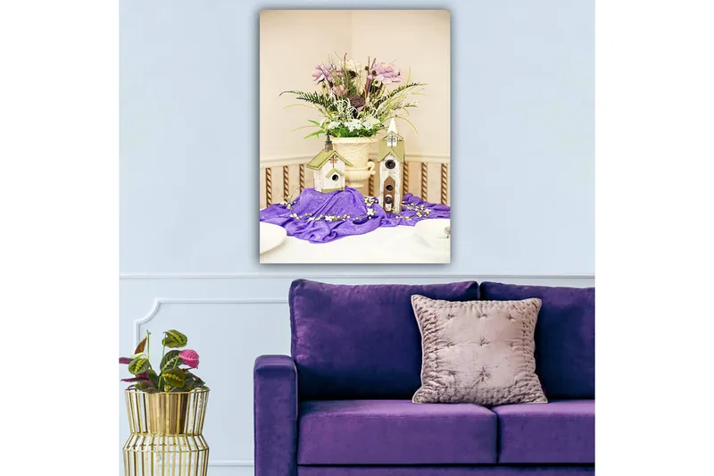 Canvastavla 70x100 cm - Vacker blomsterarrangemang i en kruka med två fågelhus på en lila duk - Lila / Grön / Vit - Inredning - Tavlor & konst - Canvastavlor