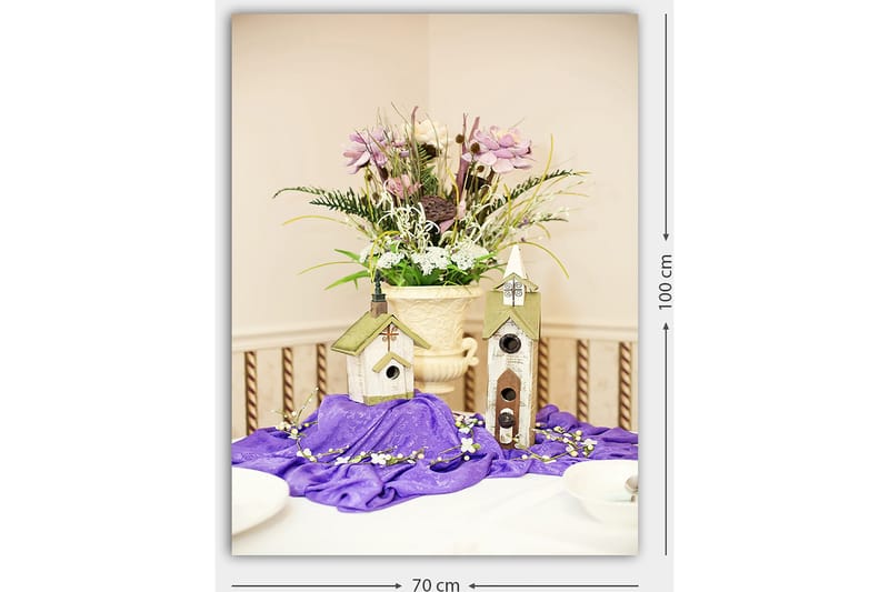 Canvastavla 70x100 cm - Vacker blomsterarrangemang i en kruka med två fågelhus på en lila duk - Lila / Grön / Vit - Inredning - Tavlor & konst - Canvastavlor