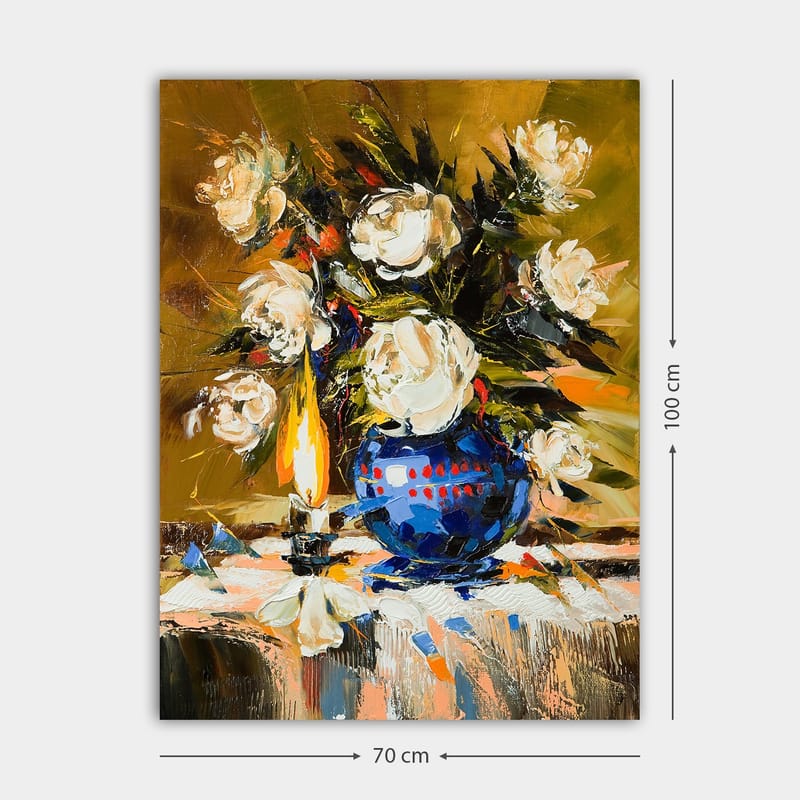 Canvastavla 70x100 cm - Vacker blomsterbukett i en blå vas med en tänd lampa som skapar en varm atmosfär - Vit / Blå / Grön - Inredning - Tavlor & konst - Canvastavlor