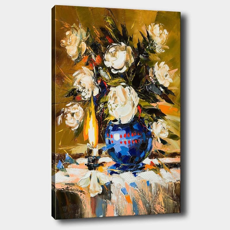 Canvastavla 70x100 cm - Vacker blomsterbukett i en blå vas med en tänd lampa som skapar en varm atmosfär - Vit / Blå / Grön - Inredning - Tavlor & konst - Canvastavlor