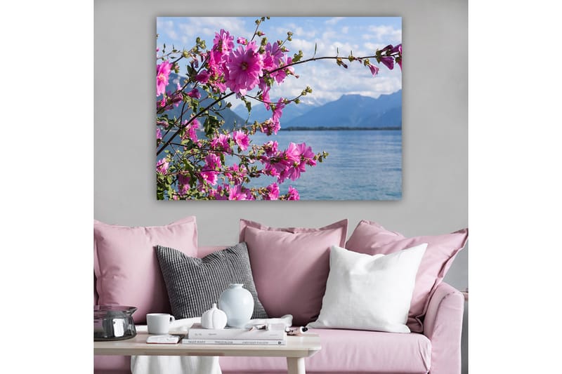 Canvastavla 70x100 cm - Vacker blomstergrupp som sträcker sig över en sjö med berg i bakgrunden - Rosa / Grön - Inredning - Tavlor & konst - Canvastavlor