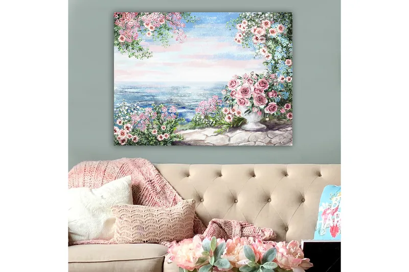 Canvastavla 70x100 cm - Vacker blomsterrabatt med en stor vas fylld med rosor, som står vid en havsutsikt under en klar himmel - Rosa / Grönt / Blått - Inredning - Tavlor & konst - Canvastavlor