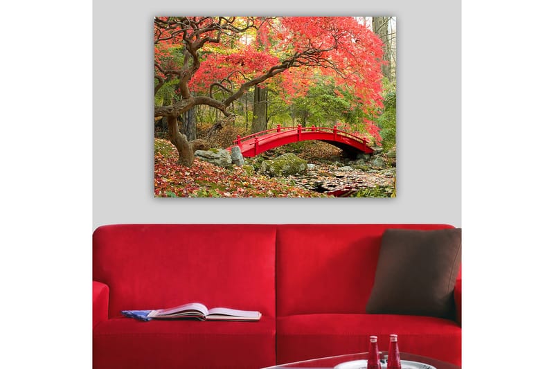 Canvastavla 70x100 cm - Vacker bro i röd färg omgiven av höstfärgade träd och löv - Röd / Grön / Brun - Inredning - Tavlor & konst - Canvastavlor