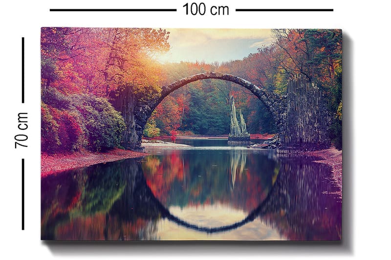 Canvastavla 70x100 cm - Vacker bro som speglas i en stilla sjö omgiven av färgglada höstträd - Röd / Grön / Orange - Inredning - Tavlor & konst - Canvastavlor