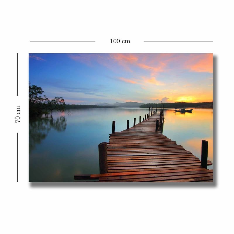 Canvastavla 70x100 cm - Vacker brygga som sträcker sig ut över en stilla sjö vid solnedgången - Blå / Orange / Brun - Inredning - Tavlor & konst - Canvastavlor