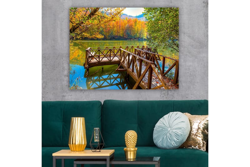 Canvastavla 70x100 cm - Vacker brygga vid en spegelblanka sjö omgiven av höstfärgade träd - Guld / Grön / Brun - Inredning - Tavlor & konst - Canvastavlor