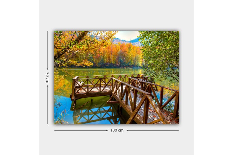 Canvastavla 70x100 cm - Vacker brygga vid en spegelblanka sjö omgiven av höstfärgade träd - Guld / Grön / Brun - Inredning - Tavlor & konst - Canvastavlor