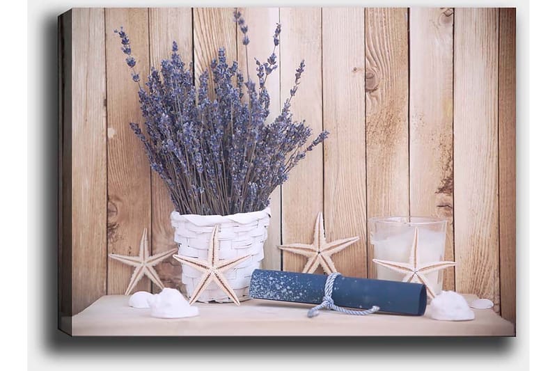 Canvastavla 70x100 cm - Vacker bukett av lavendel i en vit korg, omgiven av strandmotiv och ljusa detaljer - Lila / Vit / Beige - Inredning - Tavlor & konst - Canvastavlor