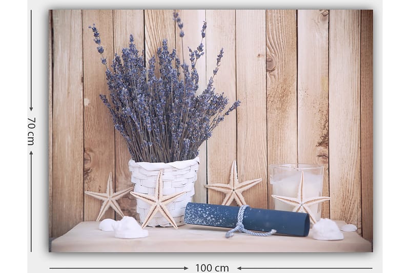 Canvastavla 70x100 cm - Vacker bukett av lavendel i en vit korg, omgiven av strandmotiv och ljusa detaljer - Lila / Vit / Beige - Inredning - Tavlor & konst - Canvastavlor