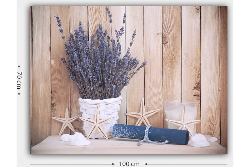 Canvastavla 70x100 cm - Vacker bukett av lavendel i en vit korg, omgiven av strandmotiv och ljusa detaljer - Lila / Vit / Beige - Inredning - Tavlor & konst - Canvastavlor