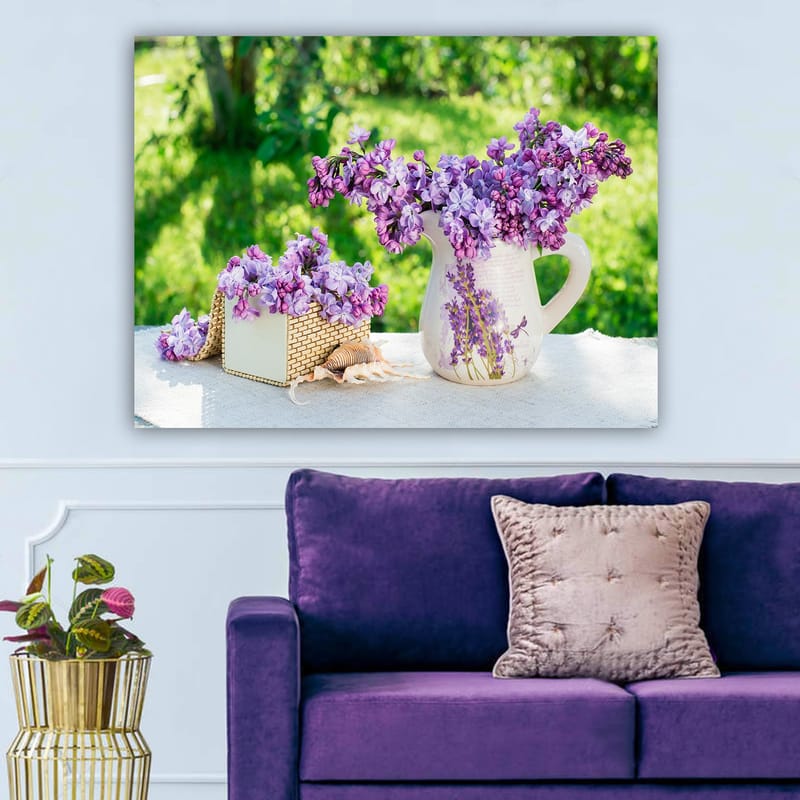 Canvastavla 70x100 cm - Vacker bukett av lila blommor i en kruka och en korg - Lila / Vit / Grön - Inredning - Tavlor & konst - Canvastavlor