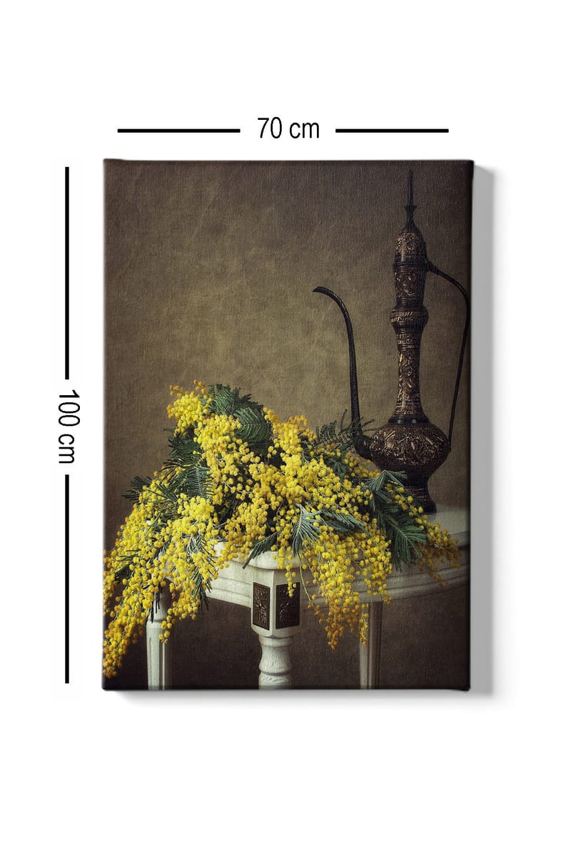 Canvastavla 70x100 cm - Vacker bukett av mimosa blommor i gult, placerad på ett bord bredvid en elegant, mörkbrun kanna - Gult / Mörkgrönt / Brunt - Inredning - Tavlor & konst - Canvastavlor