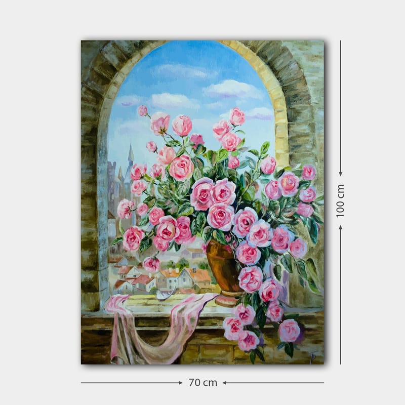 Canvastavla 70x100 cm - Vacker bukett av rosor i en kruka, placerad vid ett fönster med utsikt över en stad - Rosa / Grön / Brun - Inredning - Tavlor & konst - Canvastavlor