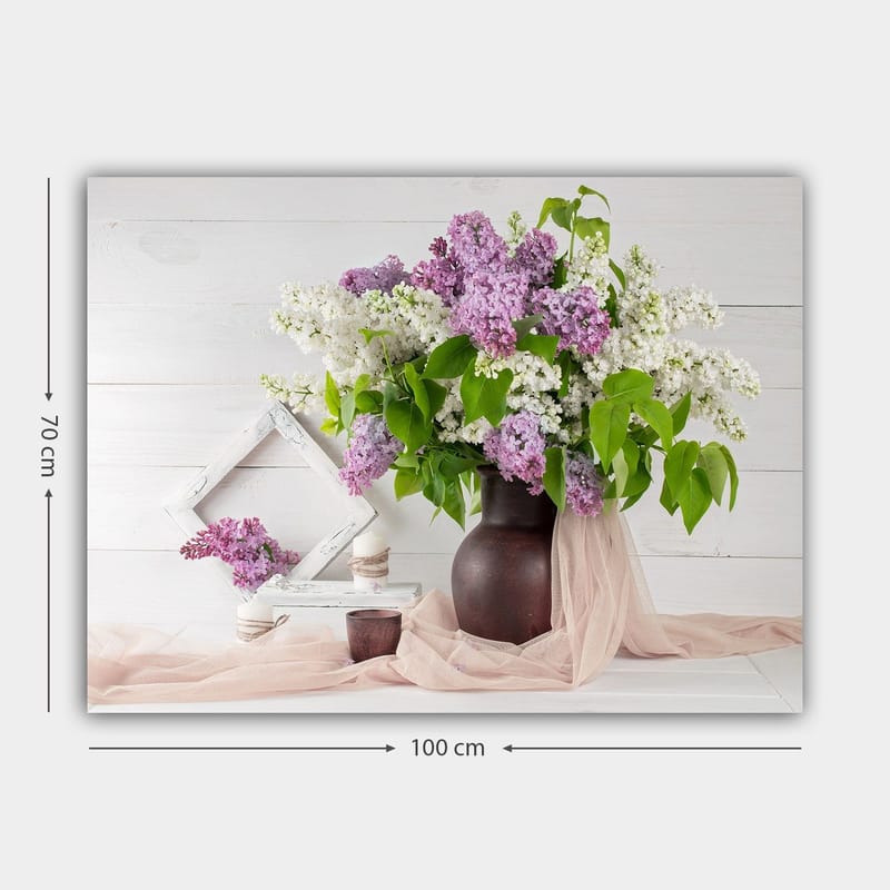 Canvastavla 70x100 cm - Vacker bukett av syrener i en brun vas, omgiven av gröna blad och dekorationer - Lila / Vit / Grön - Inredning - Tavlor & konst - Canvastavlor