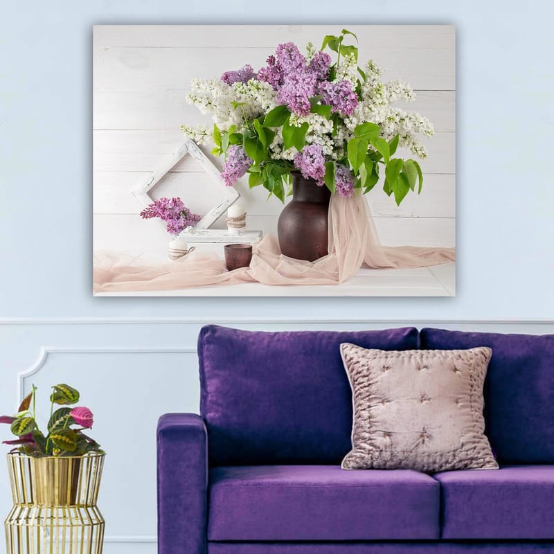 Canvastavla 70x100 cm - Vacker bukett av syrener i en brun vas, omgiven av gröna blad och dekorationer - Lila / Vit / Grön - Inredning - Tavlor & konst - Canvastavlor