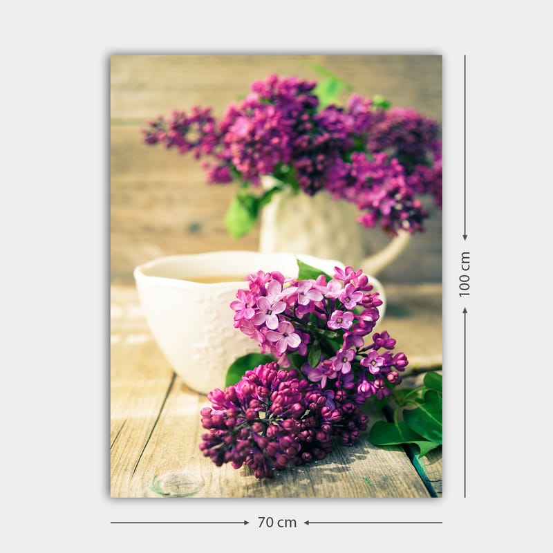 Canvastavla 70x100 cm - Vacker bukett av syrener i en vit kanna med en kopp i förgrunden - Lila / Grön / Vit - Inredning - Tavlor & konst - Canvastavlor